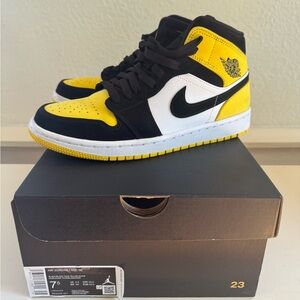 Like NEW! JORDAN Air Jordan 1 MID SE “Yellow Toe” size 7.5 Mens, size 9 Womens